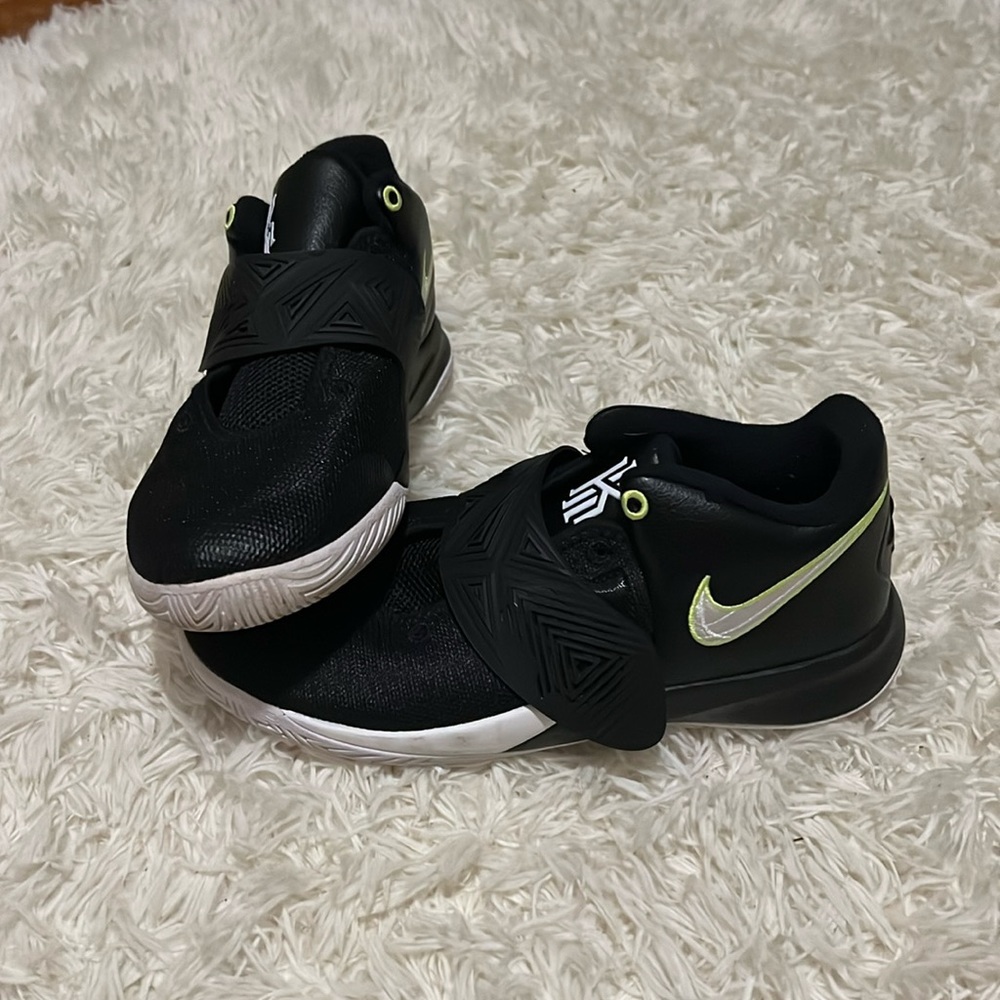 Nike Sneakers 6.5 youth. Super clean, barely worn.